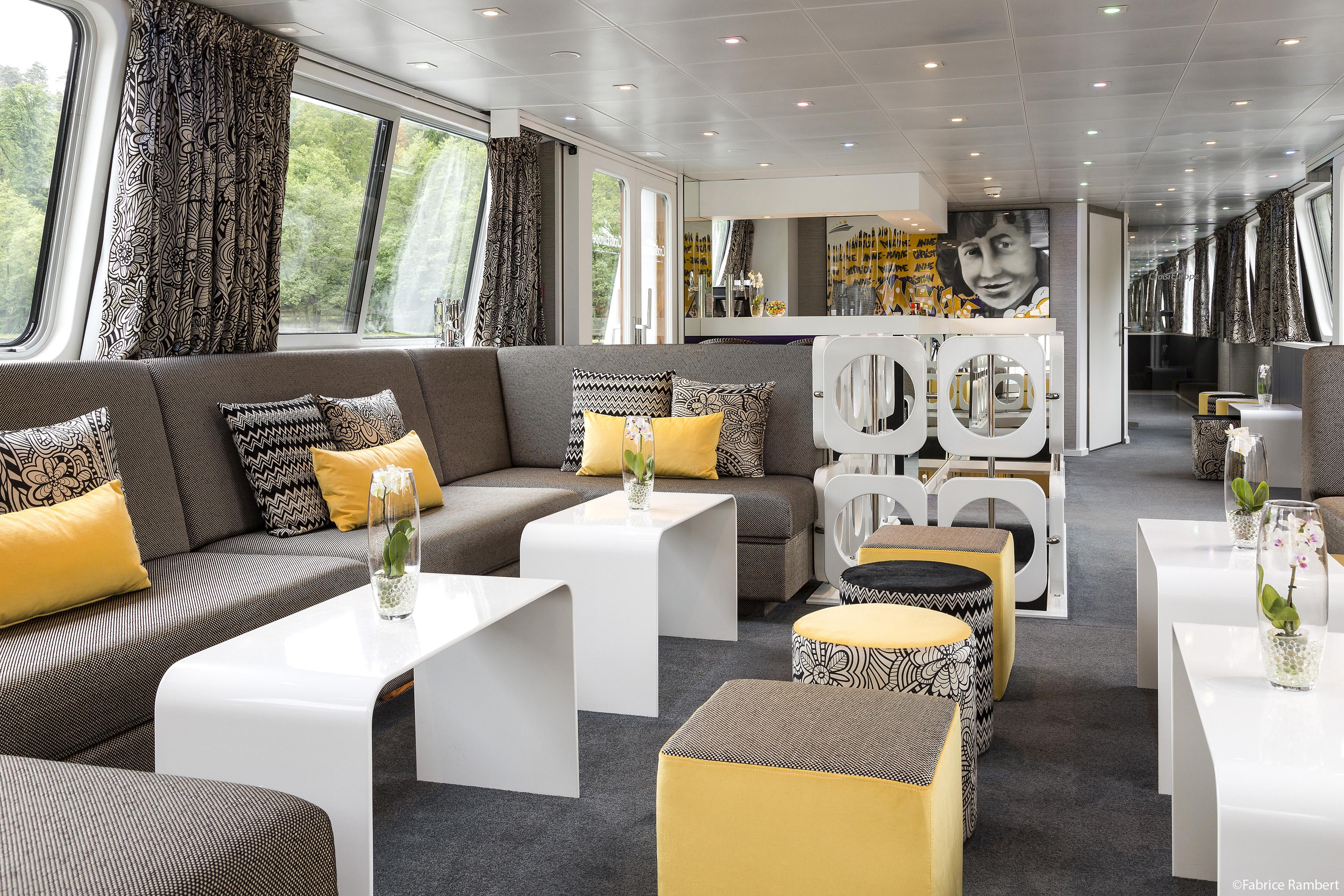 CroisiEurope Madeleine Bar Lounge 3.jpg